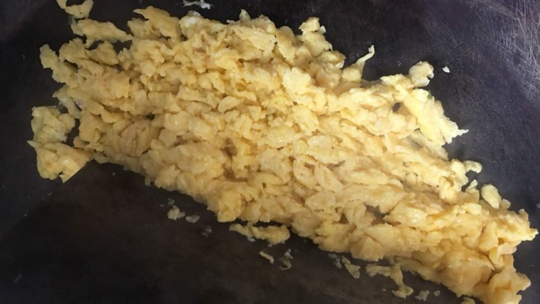 韭菜盒子,炒好的鸡蛋切碎