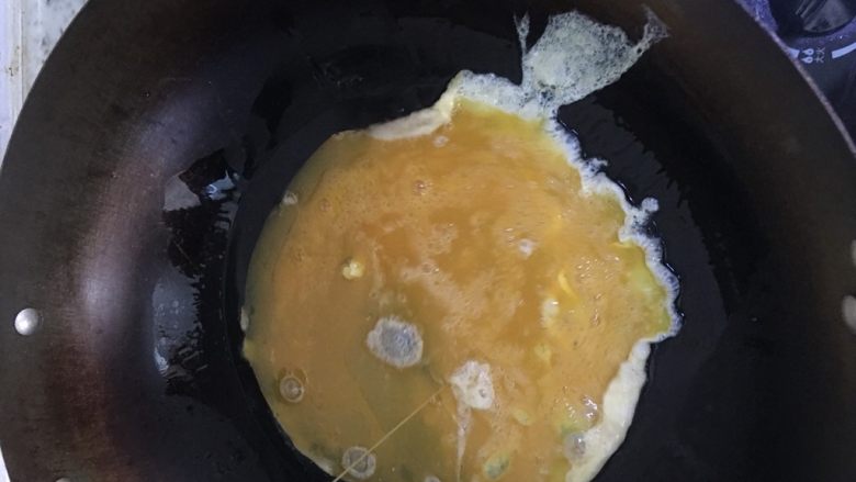韭菜盒子,锅里到适量的油,把鸡蛋炒熟