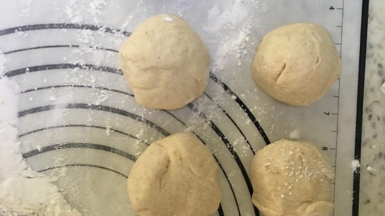 韭菜盒子,醒好的面团揉一下排气,切成8块(喜欢包小一点的可以再多切几块),我这个包出来比较大,有手掌大。