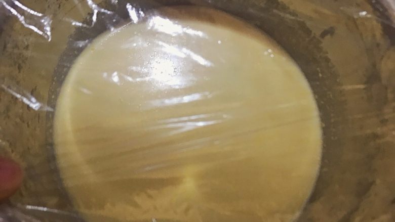 自制水果班戟,用保鲜膜包好,放进冰箱40分钟左右