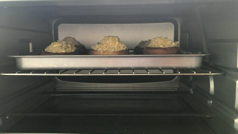 菌类料理+酥烤镶蘑菇,放入预热好的烤箱,180度 10-15分钟左右