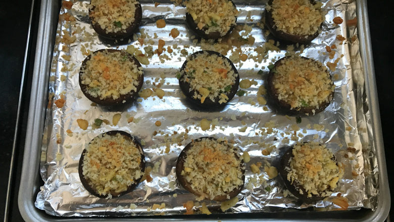 菌类料理+酥烤镶蘑菇,由于烤箱不同,快好的时候多注意观察,当你闻见香味且表面金黄说明快好了,准备新鲜出炉了~