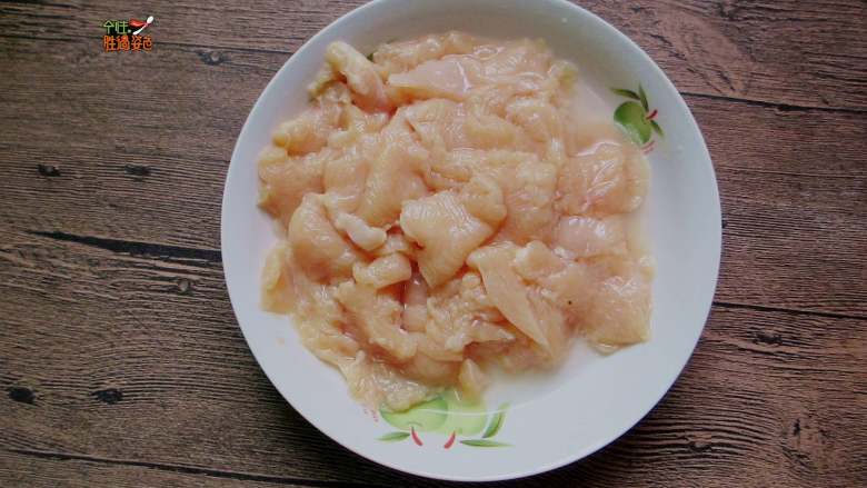 菠萝鸡片, 鸡胸肉用刀背拍松,切片