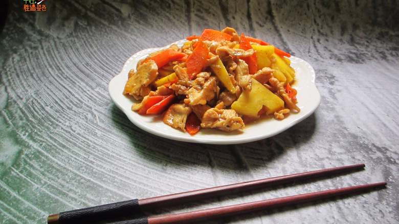 菠萝鸡片,菜品少盐健康又色泽靓丽。而加入少许的鸡粉,可以起到画龙点睛的作用,去除肉质的腥膻味,又能增香。