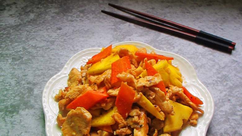 菠萝鸡片,菠萝口感清脆,搭配嫩滑的鸡肉,做出来酸酸甜甜,十分下饭