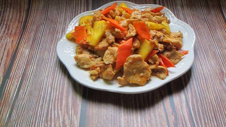 菠萝鸡片,口感清新解腻,酸甜的味道又能增进食欲,无论作为水果还是菜肴,都非常美味。