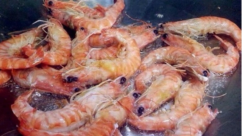 油焖大虾,等到虾的颜色全部变红捞起控油