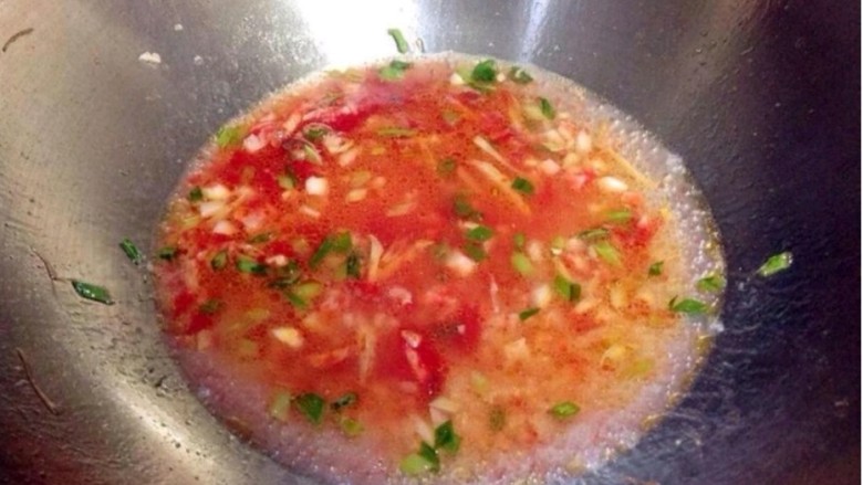 油焖大虾,锅中加入一小碗水。