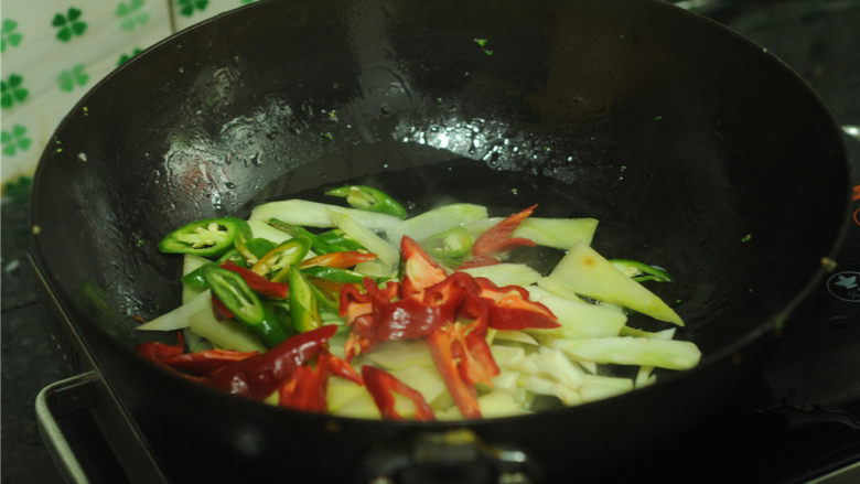 骨头肉炒西兰花茎,青红辣椒也放进去