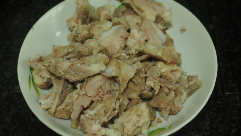 骨头肉炒西兰花茎,将炖好的骨头上面的肉撕下来,切成片