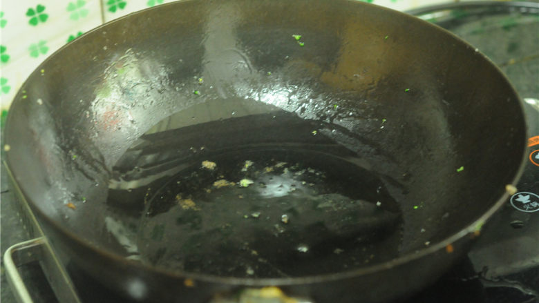 骨头肉炒西兰花茎,锅烧热,加入油,烧至五成熟