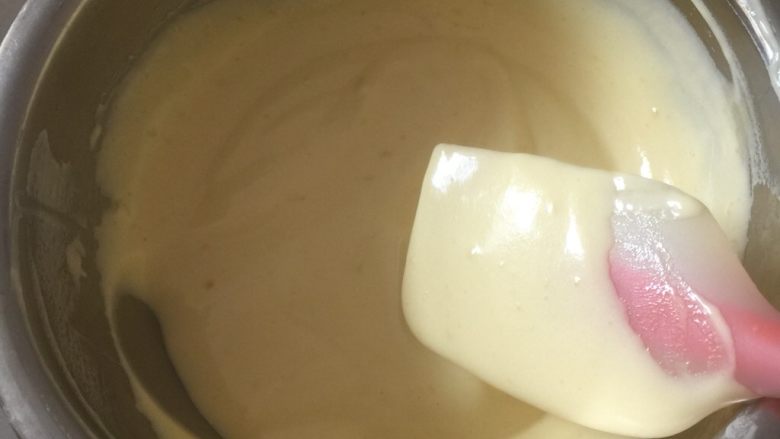 甜甜圈(松软清香不甜不腻)烤箱版,一定要将蛋黄糊和蛋清搅拌均匀,看图参考!