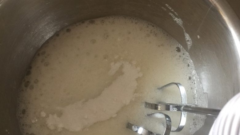 甜甜圈(松软清香不甜不腻)烤箱版,然后就加入三分之一的(玉米淀粉同白糖混合)的白糖!朝一个方向低速打发,这一步不要心急!低速打发!