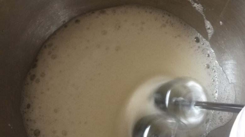 甜甜圈(松软清香不甜不腻)烤箱版,用手持打蛋器“低速”“朝同个方向”打发至大鱼眼泡,(注:速度朝同个方向打,蛋清不易消泡,稳定性好)
