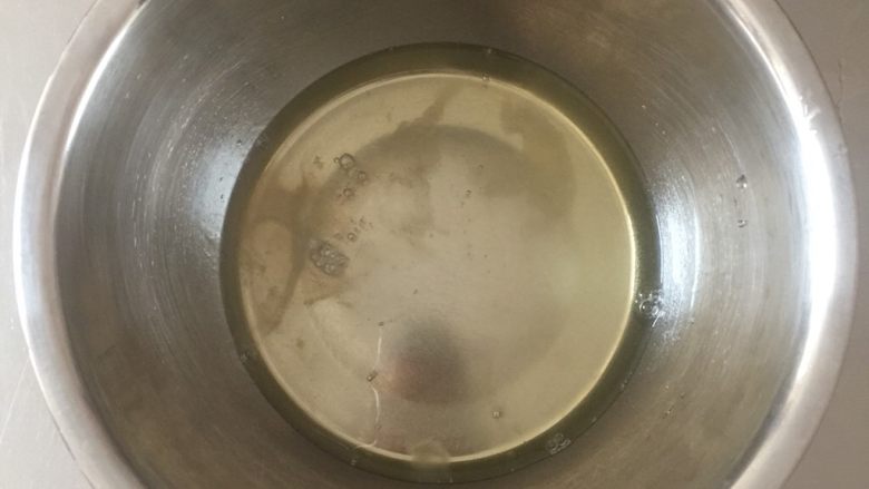甜甜圈(松软清香不甜不腻)烤箱版,蛋清中滴入几滴柠檬水,白醋也可以,增进打发速度!