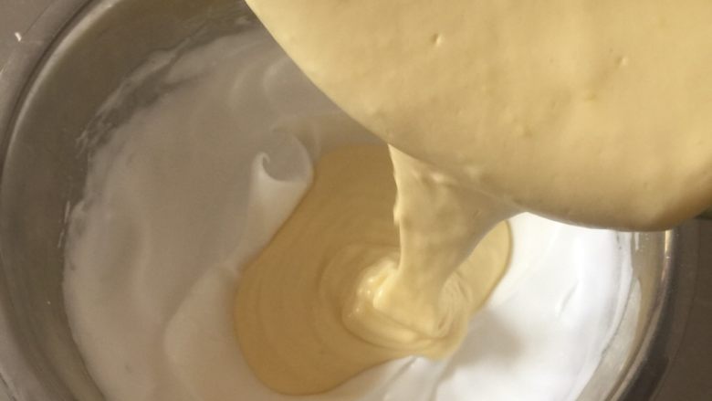 甜甜圈(松软清香不甜不腻)烤箱版,然后把拌匀的蛋糊倒入剩余蛋清的容器中,也是上下翻拌的手法,拌匀!上下翻拌不易消泡,这部放心拌,蛋清没那么脆弱,一定要拌匀!