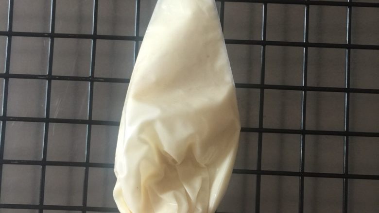 甜甜圈(松软清香不甜不腻)烤箱版,取适量白巧克力装入裱花袋用吹风机热档吹化,备用!