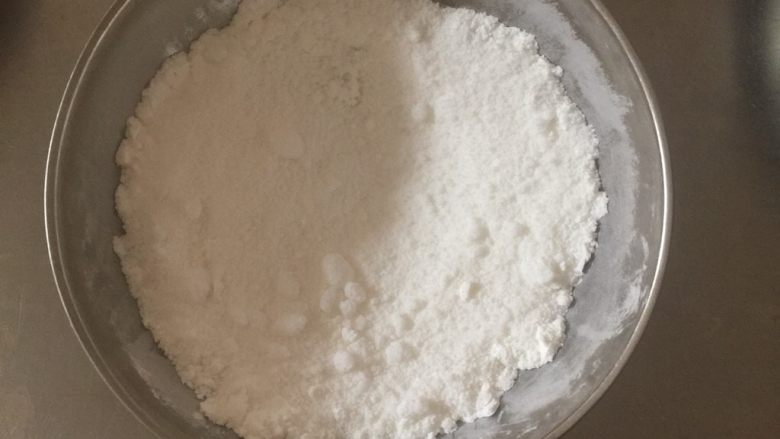 甜甜圈(松软清香不甜不腻)烤箱版,打发蛋清部分材料:白糖与<a style='color:red;display:inline-block;' href='/shicai/ 512'>玉米淀粉</a>搅拌均匀!备用!