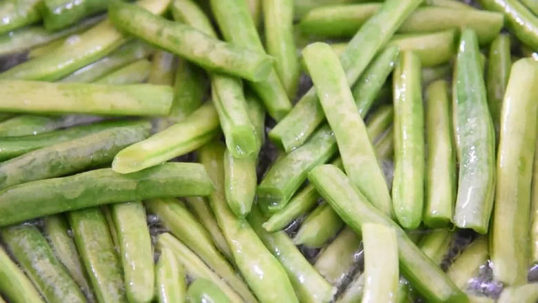 辛香扑鼻的下饭菜,爱吃辣的北鼻们不要错过哦,将豆角表面炸至起泡。