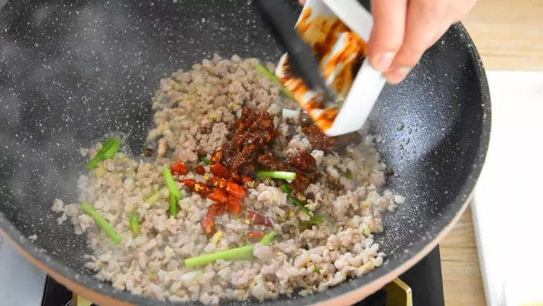 辛香扑鼻的下饭菜,爱吃辣的北鼻们不要错过哦,炒至变色倒入料酒、姜葱蒜、干辣椒、花椒、豆瓣酱翻炒出红油。