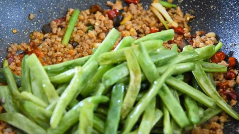 辛香扑鼻的下饭菜,爱吃辣的北鼻们不要错过哦,倒入豆角继续翻炒。