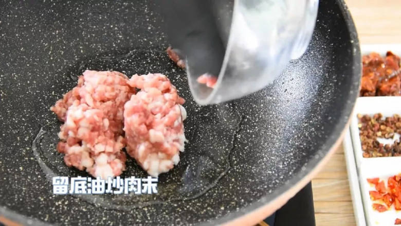 辛香扑鼻的下饭菜,爱吃辣的北鼻们不要错过哦,留底油炒肉末。
