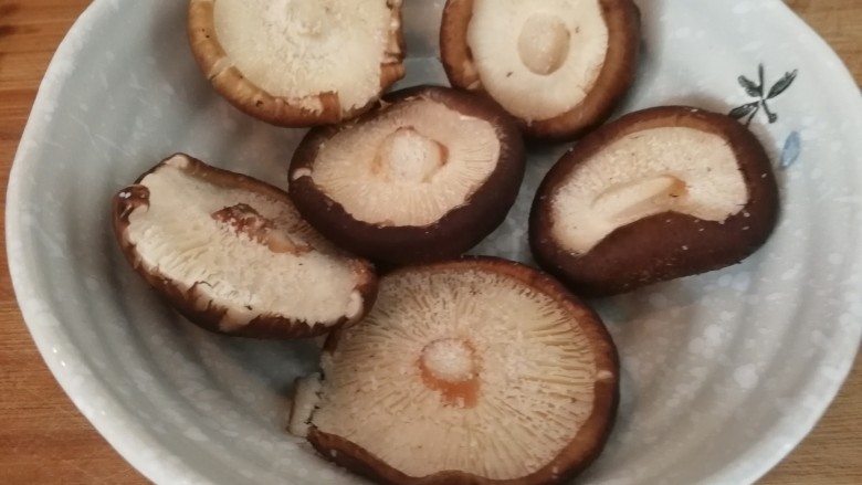 菌类料理&耗油香菇豆腐泡,把香菇撒上一点点盐(如图)