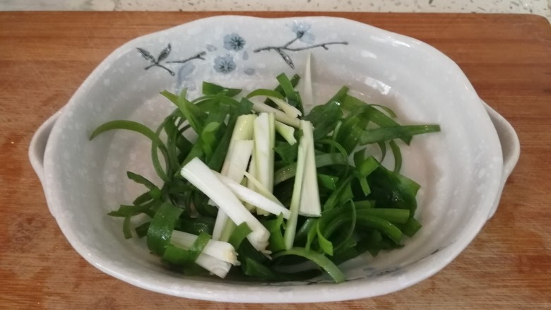 菌类料理&耗油香菇豆腐泡,<a style='color:red;display:inline-block;' href='/shicai/ 3232'>香葱</a>丝