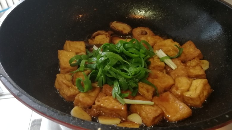 菌类料理&耗油香菇豆腐泡,大火收汤,出锅。