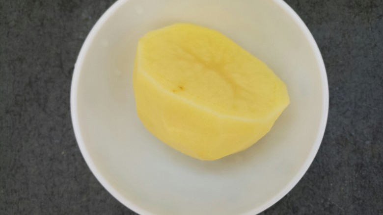 土豆片炒西红柿,<a style='color:red;display:inline-block;' href='/shicai/ 23'>土豆</a>去皮洗净,切一半就够
