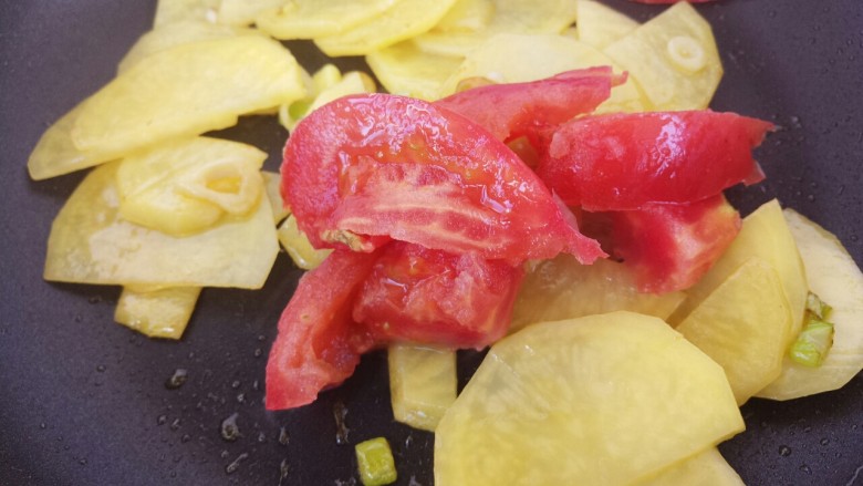 土豆片炒西红柿,加入西红柿,翻炒几下