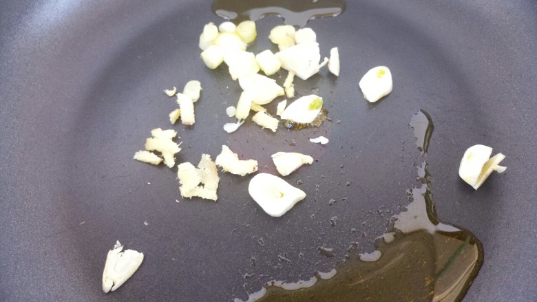 菠菜鸡蛋紫菜汤,然后锅里倒点油,把葱姜蒜爆香