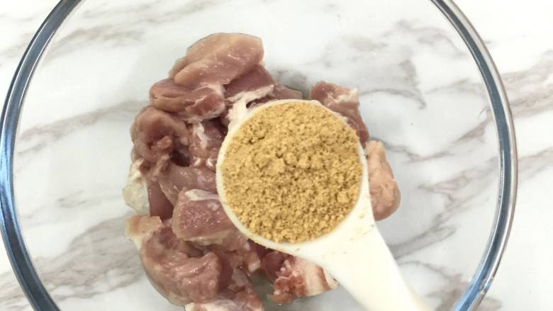 孜然肉串,把粉加到肉里,我没用水去调粉,直接加到肉里