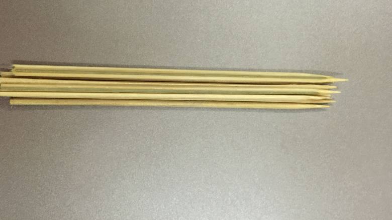 孜然肉串,竹签用盐水泡一泡,再冲干净即可