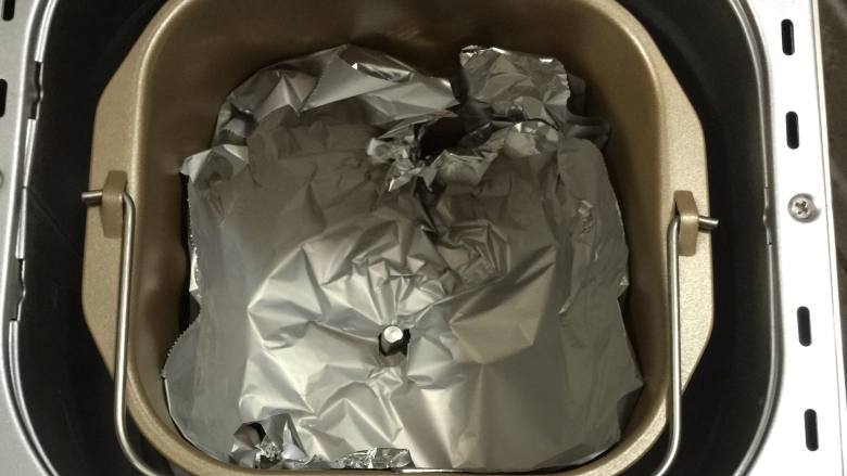 孜然肉串,面包机桶用锡纸垫好,这样烤好之后面包机会很容易清洗