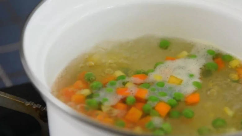 深夜食堂大叔的做法,真的超好吃,鸡蛋冷水下锅,水开后煮五分钟捞出。
杂蔬烫熟后捞出备用。
