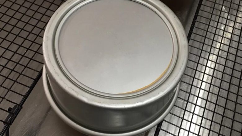 戚风蛋糕(简易版)零失败,烤完拿出来,高高举起震几下,立刻倒扣在晾凉架上!等完全凉透,再脱模!
