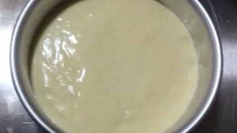 戚风蛋糕(简易版)零失败,将拌匀的糊倒入6寸膜具中,轻震几下,排出气泡!