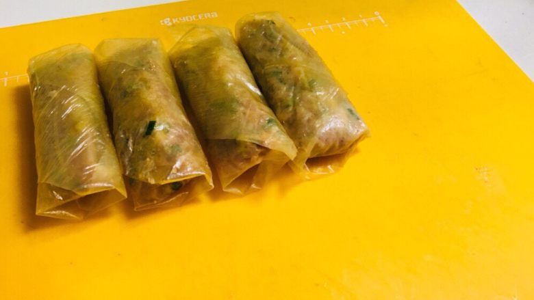 上海菜豆腐皮包肉,最后封口的时候可以沾一点肉馅,这样就不会脱开