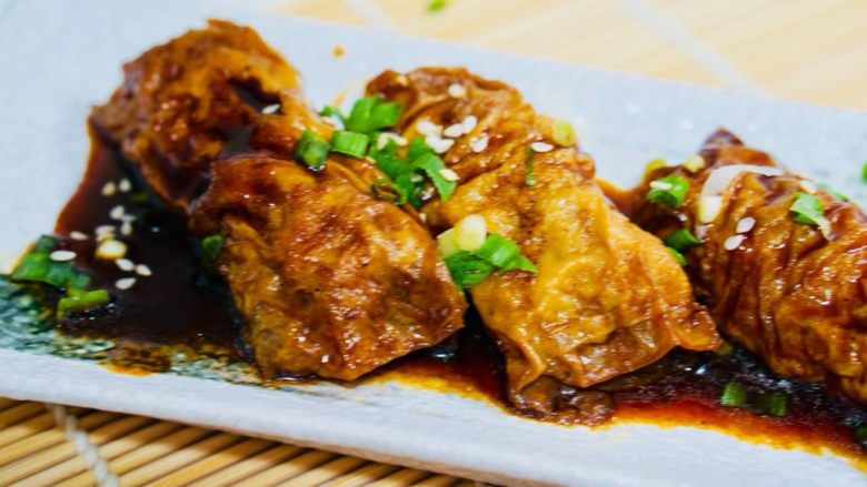 上海菜豆腐皮包肉,撒上葱花,白芝麻,是不是美美哒?