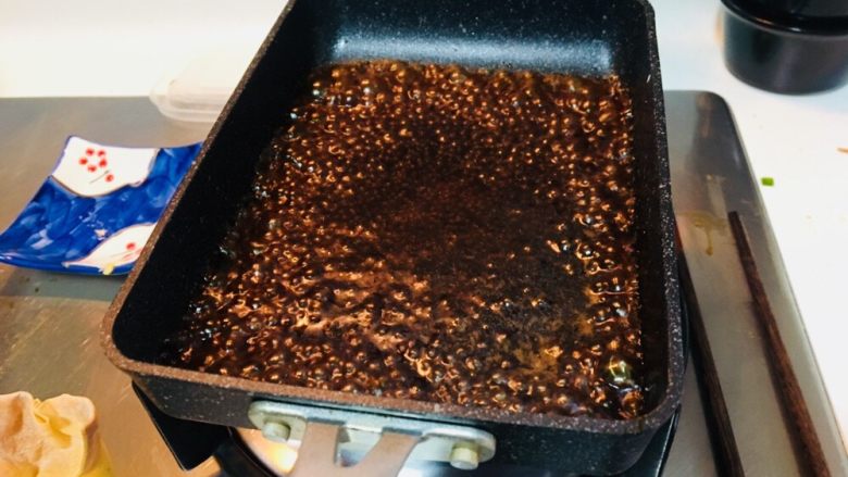 上海菜豆腐皮包肉,先把豆腐皮卷放到盘中,再将剩余的汤里放一点水淀粉