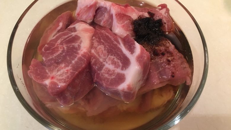 香烤小里脊,将腌料搅拌开,让肉完全的浸泡在腌料里