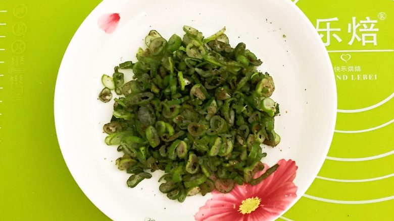 葱花盘丝饼,调匀,椒盐葱花做好了
