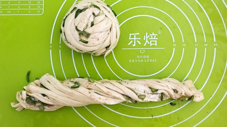 葱花盘丝饼,把面皮卷起来,一边卷一边拉