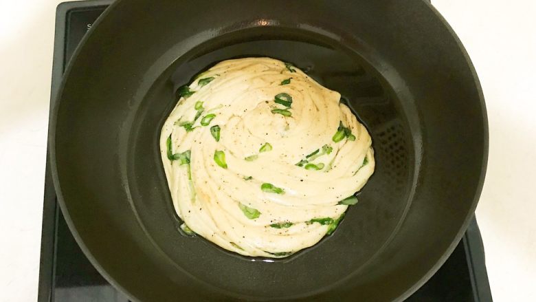葱花盘丝饼,油温6分热的时候放入饼坯,全程小火烙制