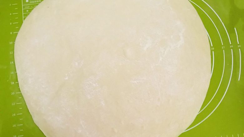 葱花盘丝饼,面皮擀好了,大约5㎜厚
