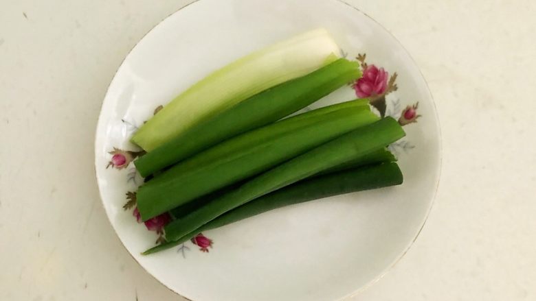 葱花盘丝饼,<a style='color:red;display:inline-block;' href='/shicai/ 2998'>大葱叶</a>清洗干净,用面巾纸吸去水分