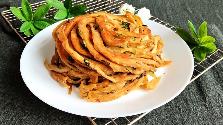 葱花盘丝饼,葱花盘丝饼丝丝相连,葱香浓郁,香酥可口~