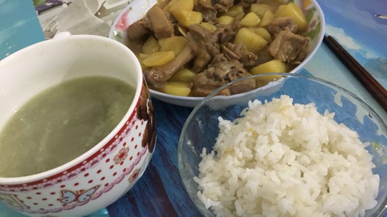 土豆焖鸭,闻到香味后,就可以放水,水要没过鸭肉,中火焖烧,差不多熟的时候再大火收汁。觉得可以了,关火摆盘。
