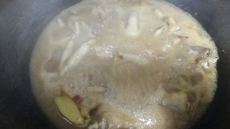 红烧鸡爪,到鸡爪肉烂,加一点鸡精